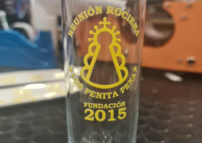 Vaso de cristal personalizado sobre el rocío "Reunión rociera, los penita pena, fundación 2015", impresiones personalizadas en Sanlúcar de Barrameda