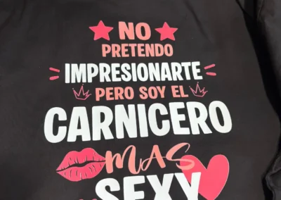Camiseta regalo "No pretendo impresionarte, pero soy el carnicero más sexy de la zona", impresiones personalizadas en Sanlúcar de Barrameda